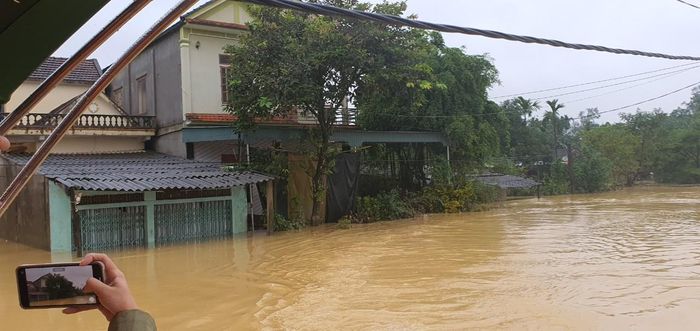 Đến chiều 30/10, mực nước nơi sâu nhất trong làng vẫn có nơi hơn 2m.