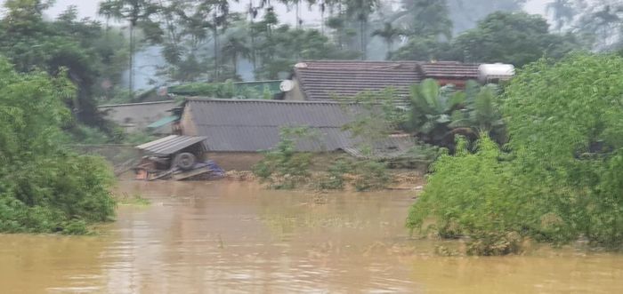 Chiều 30/10, nhiều nhà dân vẫn ngập sâu tới nóc.