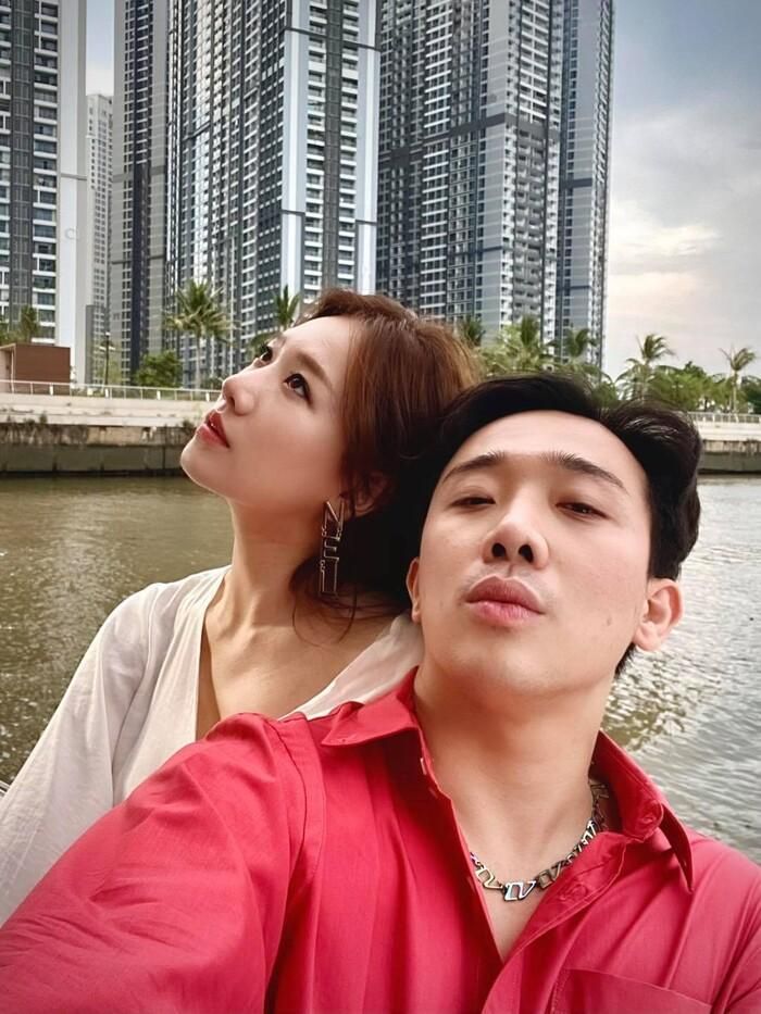 Hiện tại Trấn Thành và Hari Won chính là cặp vợ chồng nghệ sĩ nổi tiếng, hạnh phúc được nhiều người yêu quý và quan tâm hàng đầu của showbiz Việt.