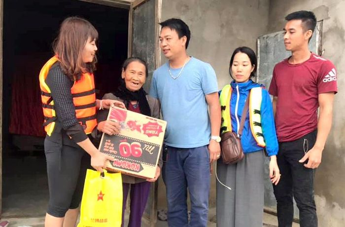 Chị Hà và anh Nhuận tặng quà cho hộ bị bệnh hiểm nghèo, cô đơn ở vùng lũ Quảng Bình.