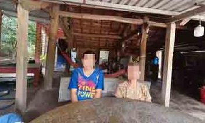 Bé T. bên cạnh bà nội