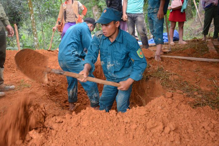 Lực lượng đang đào mộ để chôn nạn nhân tìm được thi thể.