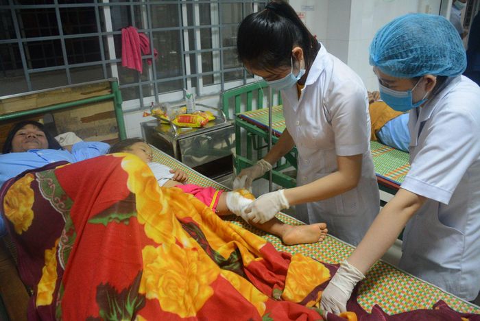 Các thầy thuốc đang cứu chữa người bị thương.