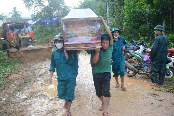 Người dân đưa quan tài vào điểm sạt lở xã Trà Leng.