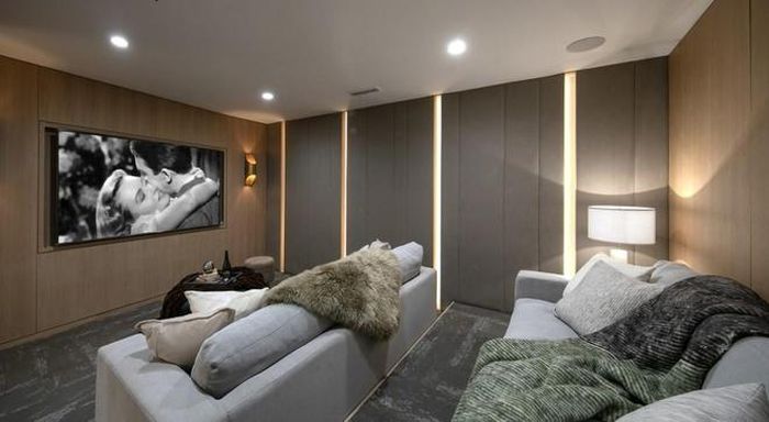  Những tiện ích giải trí nổi bật bên trong ngôi nhà có thể kể đến rạp chiếu phim, quầy bar, và hầm rượu. 
