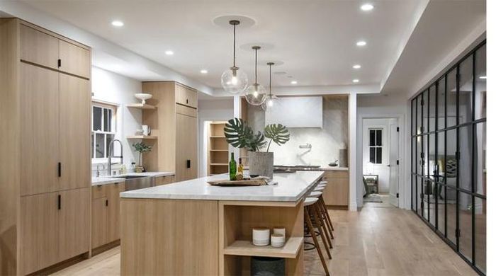  Nhà bếp trang nhã, được trang hoàng với những thiết bị nấu nướng hiện đại cùng hàng loạt nội thất làm từ gỗ và đá cẩm thạch. 