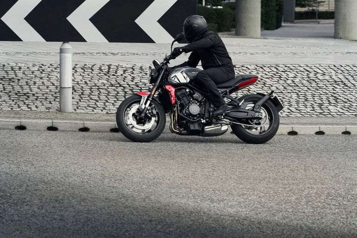  Triumph cho biết động cơ của Trident 660 cung cấp mô-men xoắn cao từ dải vòng tua thấp, giúp xe trở nên linh hoạt khi di chuyển trong phố. Xe sử dụng hộp số côn tay 6 cấp, đi kèm là bộ ly hợp chống trượt. 
