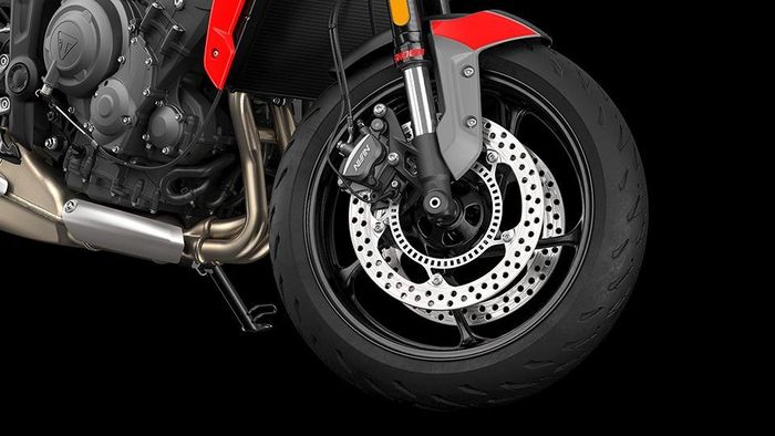  Xe được trang bị hệ thống phanh đến từ thương hiệu Nissin. Phanh trước dùng đĩa phanh kép 310 mm kết hợp cùng kẹp phanh 2 piston, phanh sau dùng đĩa đơn 255 mm kết hợp cùng kẹp phanh một piston. Giảm xóc trước là loại hành trình ngược của Showa có đường kính 41 mm. 
