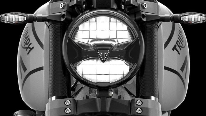  Triumph trang bị cho Trident 660 cụm đèn chiếu sáng dạng tròn cổ điển sử dụng bóng LED, cặp đèn báo rẽ được gắn ngay phía trên. 
