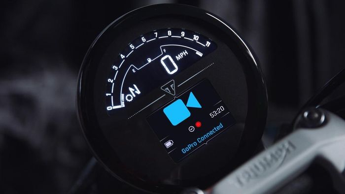  Cụm đồng hồ tốc độ TFT có thiết kế đơn giản và kích thước tương đối nhỏ. Người lái có thể kết nối xe với thiết bị ghi hình GoPro và điều khiển trực tiếp thông qua các nút nhấn trên ghi đông. 