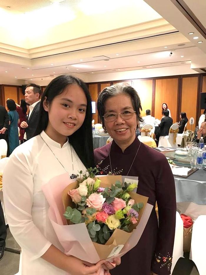 Nhà văn Lê Phương Liên (tác giả bài viết) cùng em Phùng Thị Phương Anh, đạt Giải xuất sắc nhất của cuộc thi Đóa hoa đồng thoại 2020