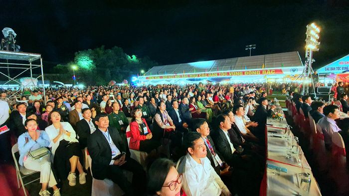 Hàng nghìn đại biểu, nhân dân đã có mặt tham dự buổi lễ