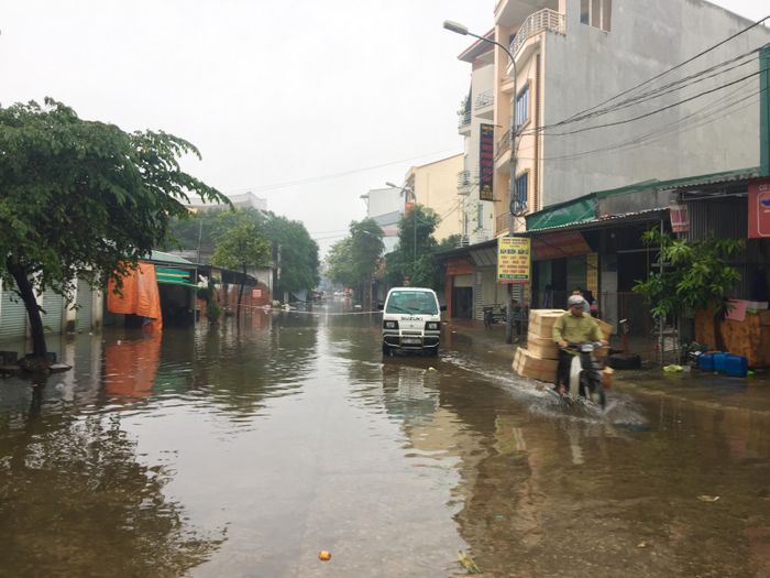 Một người dân có ki ốt cạnh cổng phụ chợ Vinh tranh thủ vận chuyển hàng ra phía ngoài để bán. Các hộ dân ở đây cho biết: Đợt nước dâng này cao bằng mức lũ năm 2010 và kém trận lụt tháng 10 năm 2019 khoảng 30 cm. Tuy nhiên, đợt lũ này, người dân đã chủ động di chuyển và kê kích hàng hóa từ trước nên giảm được thiệt hại. Ảnh: Nguyễn Hải