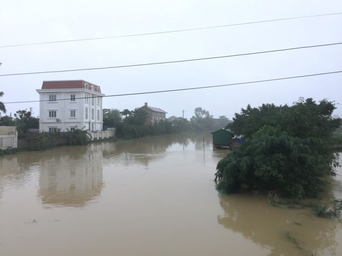 Phía Đông Cầu Cửa Tiền 2 vào lúc 11 giờ trưa 31/10 nước vẫn dâng cao đe dọa người dân sống phía ngoài đê sông Vinh. Ảnh: Nguyễn Hải