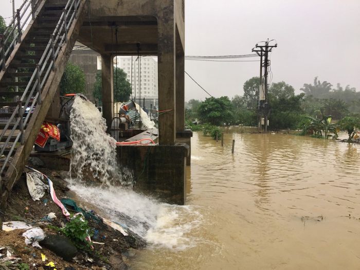 Máy bơm công suất lớn ở khu vực phía sau chợ Vinh đã kích cao miệng và hoạt động liên tục từ ngày 30/10 nhưng do nước phía ngoài sông Vinh dâng quá cao nên phía trong đình chợ Vinh nước rút khá chậm Ảnh: Nguyễn Hải