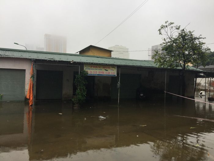 Một dãy ốt phía sau chợ Vinh bị ngập sâu gần 80 cm, bà con tiểu thương phải nghỉ kinh doanh từ ngày 29/10. Ảnh: Nguyễn Hải