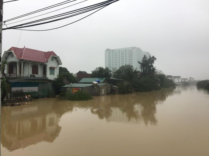 Nước khu vực cầu Cửa Tiền 1, mặc dù đã rút khoảng 30 cm so với thời điểm sáng 31/10 nhưng vẫn còn khá cao, uy hiếp các nhà dân sống ven sông Vinh. Ảnh: Nguyễn Hải