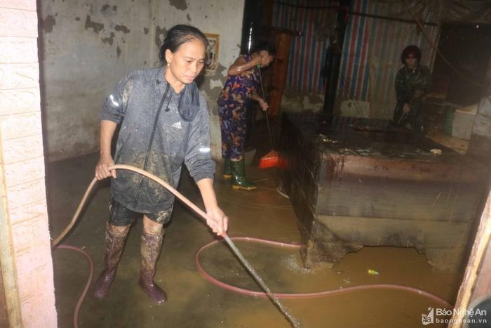 Từ sáng đến chiều nay, các hộ dân bị ngập lụt ở Thanh Mỹ đang tích cực huy động lực lượng lau dọn nhà cửa với tinh thần rửa đâu sạch đó, trong nhà sạch trước, sân ngõ sạch sau. Ảnh: Huy Thư