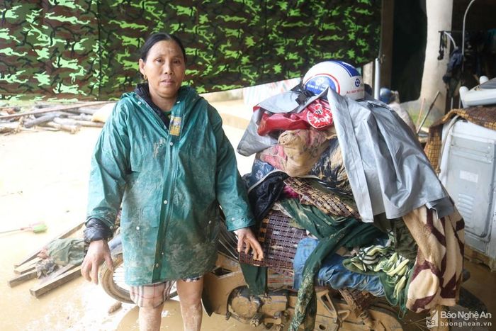 Sau lũ, công việc khắc phục hậu quả với người dân Thanh Mỹ khá vất vả, vừa mất điện, vừa thiếu nước... Ảnh: Huy Thư