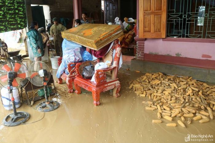 Do lũ lên nhanh trong đêm, mức nước cao, người dân không kịp trở tay. Nhiều nhà bị ngập từ 1,5 - 2m. Tài sản trong nhà gần như không thu dọn kịp đều bị ngập trong nước. Ảnh: Huy Thư
