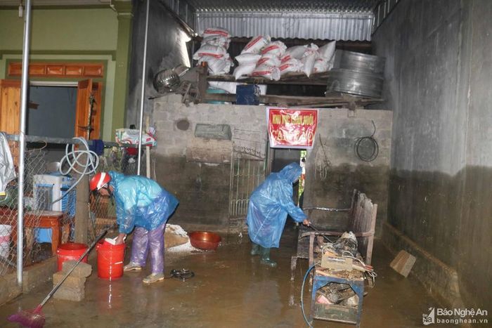 Theo bà con địa phương, nước lũ ra đến đâu thì lau dọn đến đó, do vậy nhà nào cũng túc trực chờ thời điểm nước rút để dọn dẹp nhà cửa. Ảnh: Huy Thư