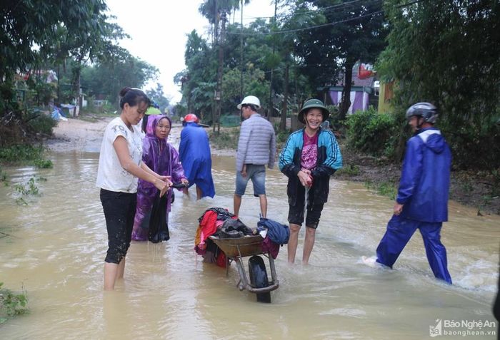 Sau gần 1 ngày 2 đêm bị ngập, nước lũ rút, cuộc sống của người dân bị đảo lộn. Trong ảnh: Bà con vùng lũ mang quần áo bị ngâm bùn ra chỗ nước lũ đang rút để giặt giũ. Ảnh: Huy Thư