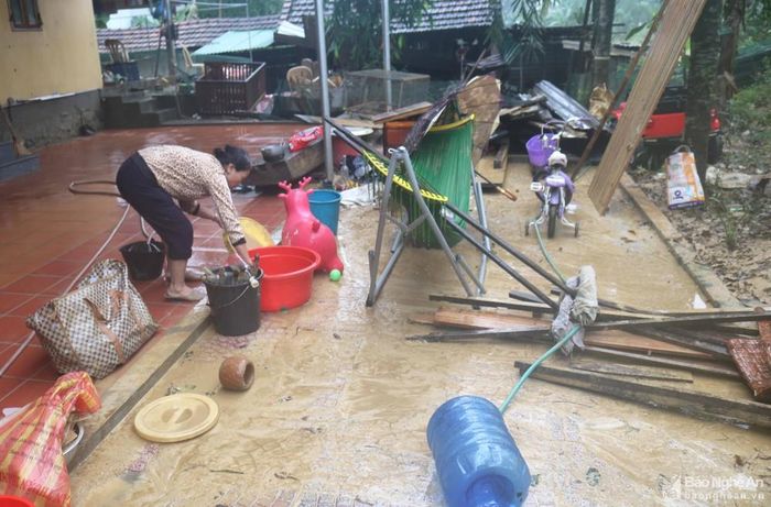 Xóm Mỹ Hương và xóm Mỹ Lương là những xóm bị ngập sâu nhất trong trận lũ lịch sử này. Ông Nguyễn Xuân Hương, người dân xóm Mỹ Lương cho biết: 6h tối nước lũ lên sân, 10h đã ngập trong nhà 1,5m gia đình ông gần như bị động, không di chuyển được đồ đạc. Ảnh: Huy Thư