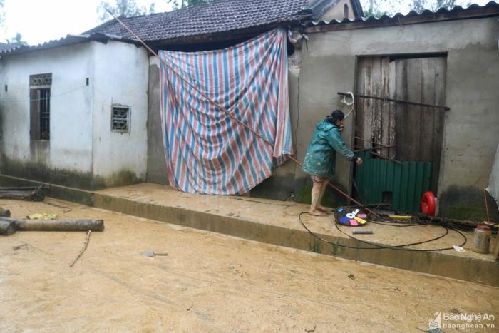 Một nhà dân bị ngập sâu, sau lũ vẫn chưa thể lau chùi , dọn dẹp vì gia đình neo người. Ảnh: Huy Thư