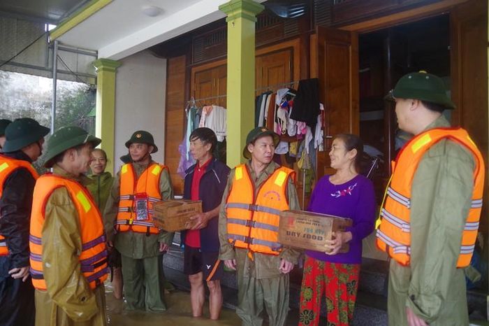 Lãnh đạo Bộ CHQS tỉnh thăm hỏi, động viên và trao hàng cứu trợ cho bà con nhân dân xã Châu Nhân. Ảnh: Trọng Kiên