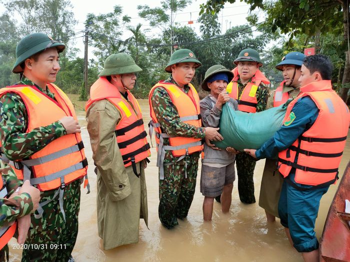 Tướng Trần Võ Dũng – Chính ủy Quân khu 4 cùng đoàn công tác Quân khu 4 đã về thăm và trao 3 tấn gạo cho nhân dân bị ảnh hưởng bởi lũ lụt ở 2 xã Hạnh Lâm và Thanh Mỹ của huyện Thanh Chương. Ảnh Thành Trung (Đài Thanh Chương)