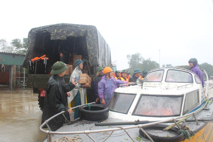 Cán bộ chiến sỹ nhanh chóng ứng cứu nhân dân vùng lũ xã Châu Nhân (Hưng Nguyên). Ảnh: Thanh Tâm (Đài Hưng Nguyên)