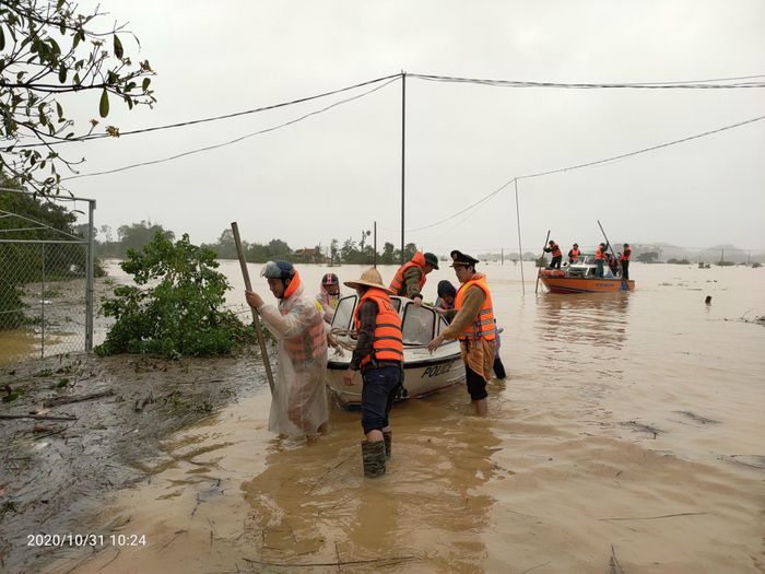 Chính ủy Quân khu 4 cùng đoàn công tác đi kiểm tra tình hình lũ lụt tại xã Thanh Xuân. Ảnh: Thành Trung (Đài Thanh Chương)