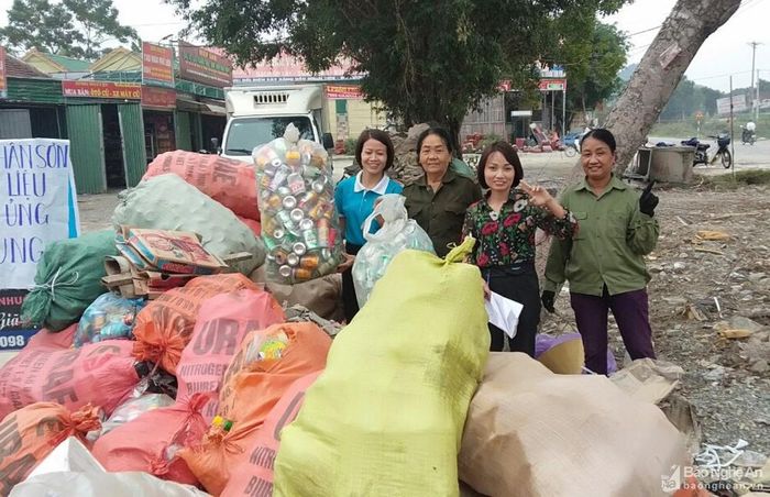 Từ phong trào “Biến phế liệu thành việc có ích” để gây quỹ, nhiều phụ nữ có hoàn cảnh đặc biệt khó khăn đã được hỗ trợ thẻ bảo hiểm y tế, gà giống, dê sinh sản... Ảnh: PV