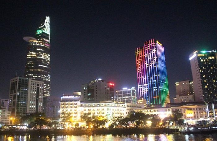 Trên tàu Đông Dương, du khách Quảng Ninh được ngắm TP Hồ Chí Minh về đêm và du ngoạn các cảnh quan dọc sông Sài Gòn.