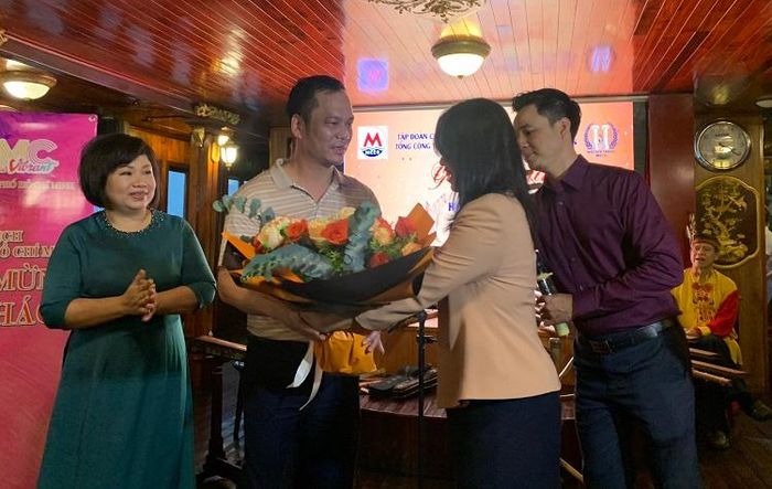 Bà Nguyễn Thị Ánh Hoa, Giám đốc Sở Du lịch TP Hồ Chí Minh tặng hoa cho đại diện của đoàn du khách đến TP Hồ Chí Minh.