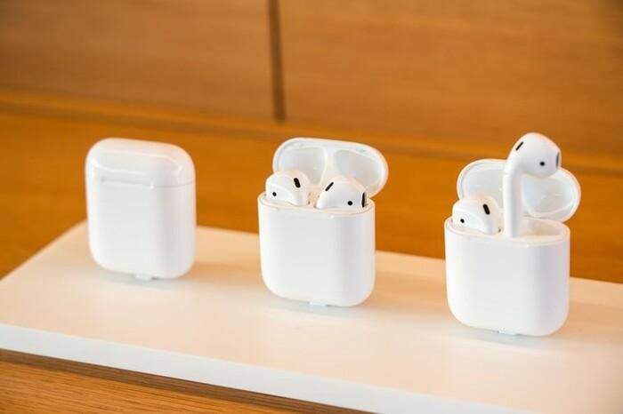AirPods thế hệ 3 có thể có thiết kế nhỏ gọn hơn nhiều so với thiết bị tiền nhiệm. Ảnh: Bloomberg