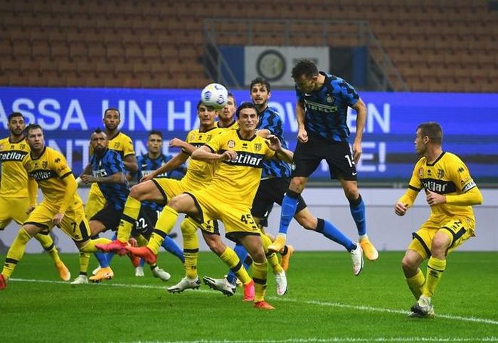  Inter đã "chết hụt" trên sân nhà sau khi Ivan Perisic ghi bàn ở phút 90+2. Từ quả tạt của Kolarov, Perisic chạy chỗ và đánh đầu ấn tượng. Cú lái bóng của tiền vệ Croatia khiến thủ môn Parma không kịp phản ứng. 
