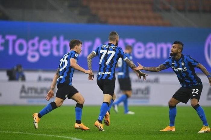  Niềm vui của các cầu thủ Inter sau bàn gỡ hòa 2-2. Thầy trò HLV Antonio Conte không thắng, nhưng xứng đáng được khen ngợi vì tinh thần chiến đấu đến phút cuối cùng. Trước khi Perisic ghi bàn, Marcelo Brozovic là cầu thủ giúp Inter rút ngắn tỷ số 1-2. 
