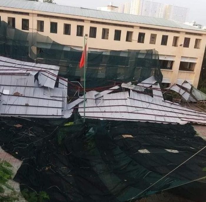 Phần mái tôn của dãy phòng học B bay xuống sân trường. Ảnh: Phan Tho.