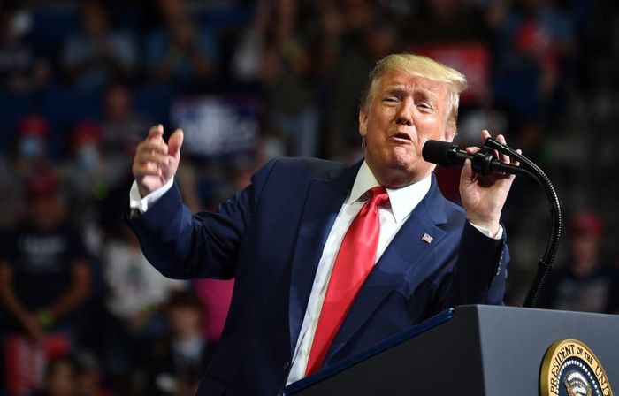Tổng thống Trump nhiều lần công khai giảm nhẹ mức độ nghiêm trọng của đại dịch. Ảnh: AFP.