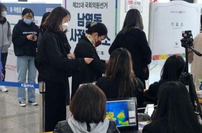 Cử tri Hàn Quốc đeo khẩu trang đi bỏ phiếu. Ảnh: BBC.