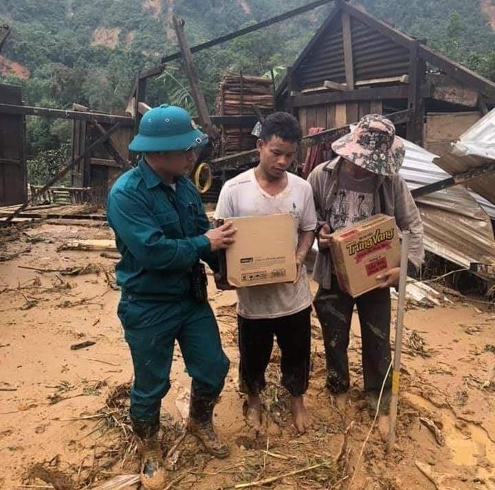 Mì tôm, nhu yếu phẩm được đưa về làng. Hiện cơ quan chức năng nỗ lực tiếp tế cho người dân ở hai xã này. 