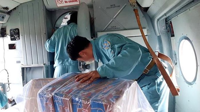 Vì điều kiện, thời tiết không cho phép, nên máy bay bay treo, thả hàng cứu trợ xuống cho bà con.