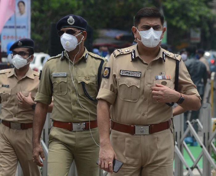 Cảnh sát Ấn Độ - Indian Police Service (IPS) là lực lượng thi hành pháp luật của quốc gia này và cũng là lực lượng chấp pháp bán quân sự có quy mô lớn nhất trên thế giới hiện nay với quân số hơn 1 triệu người. Đây là con số khủng khiếp, còn đông hơn cả số quân thường trực của nhiều quốc gia có nền quân sự hàng đầu. Không chỉ duy trì sự ổn định, trật tự xã hội, cảnh sát Ấn Độ cũng được cử đi tham gia các nhiệm vụ chiến đấu tại nhiều vùng biên giới. Ảnh: Cảnh sát Ấn Độ tuần tra trên đường phố trong mùa COVID-19.