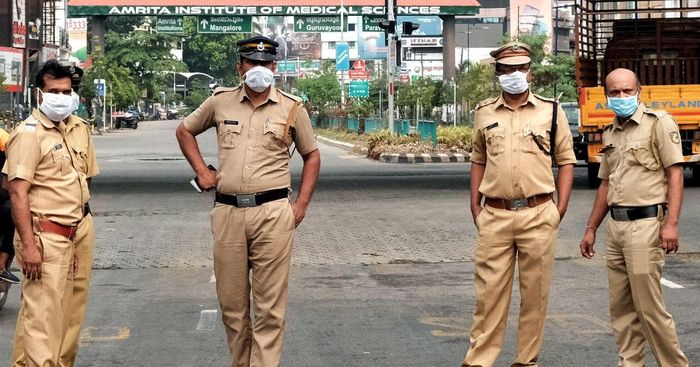 Ông Modi cũng tự ca ngợi nỗ lực đối phó với đại dịch COVID-19 của chính phủ ông và thường xuyên cung cấp số lượng người được chữa khỏi bởi COVID-19. Tất nhiên, người dân Ấn Độ sẽ chọn lọc và chỉ đọc các thông tin tích cực một cách thái quá, bỏ qua các thông tin xấu miễn là thấy rằng Ấn Độ đã đạt được hiệu quả chống dịch. Ảnh: Cảnh sát Ấn Độ trên đường phố với khẩu trang.