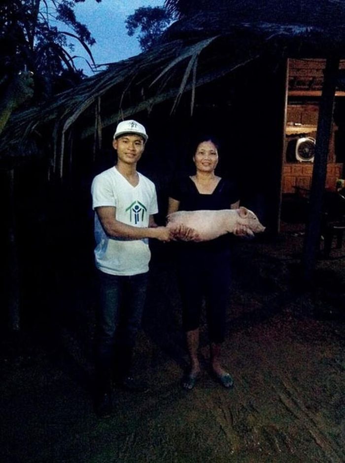 Bà con vùng lũ vui mừng được tặng lợn giống. 