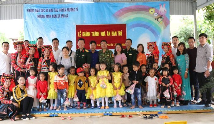 Thầy cô giáo và các em học sinh vui mừng khi đón nhận món quà của các nhà hảo tâm.