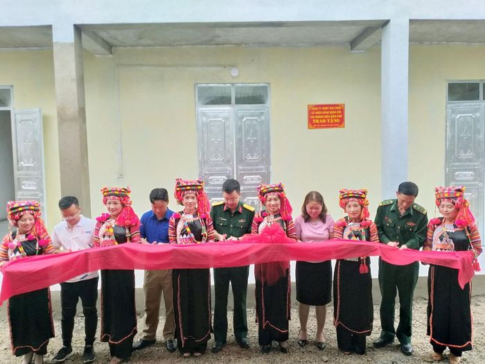 Lễ cắt băng khánh thành nhà ăn bán trú Trường Mầm non Mù Cả.