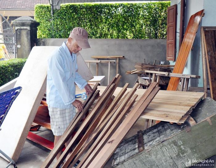 Ông Trần Kim Thanh, thôn Mỹ Hương (Thanh Mỹ) xoay xở với những đồ đạc vừa được lau rửa. Ảnh: Công Kiên