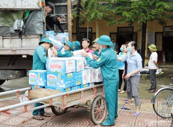 Có rất nhiều đoàn đã đưa hàng cứu trợ về Thanh Mỹ giúp bà con vùng "rốn lũ". Ảnh: Công Kiên